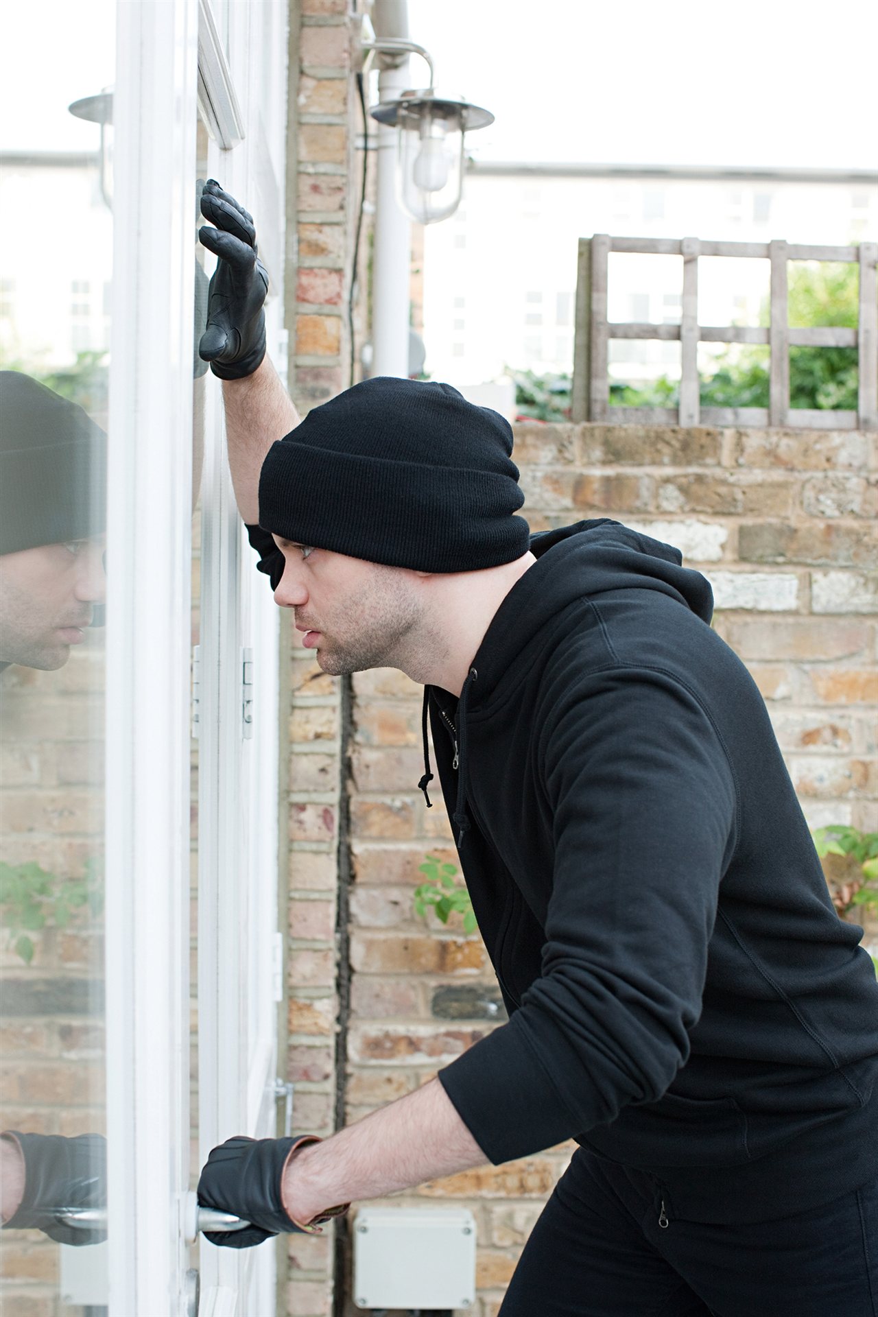 Einbrecher am Fenster &mdash; Nachr&uuml;sten lohnt sich