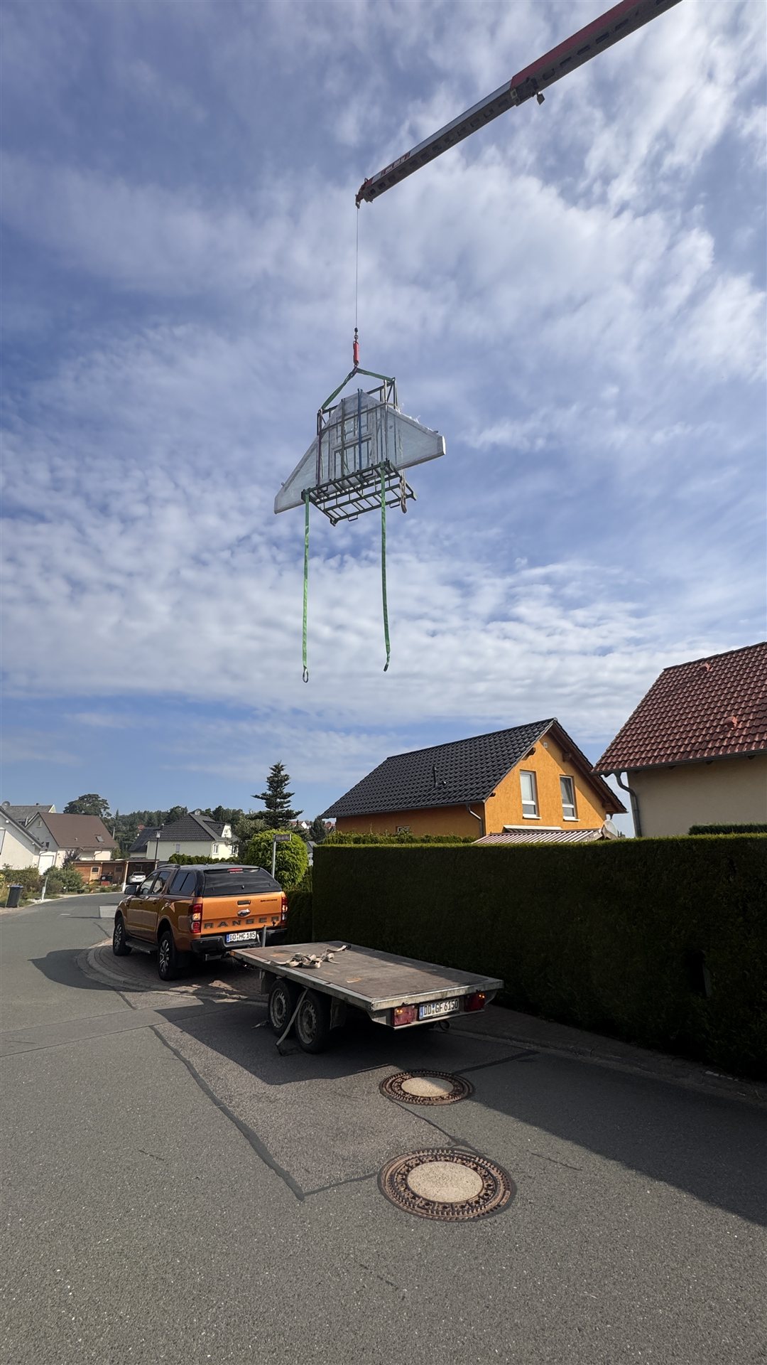 Dreieckiges Giebelfenster am Kranhaken bei der Anlieferung