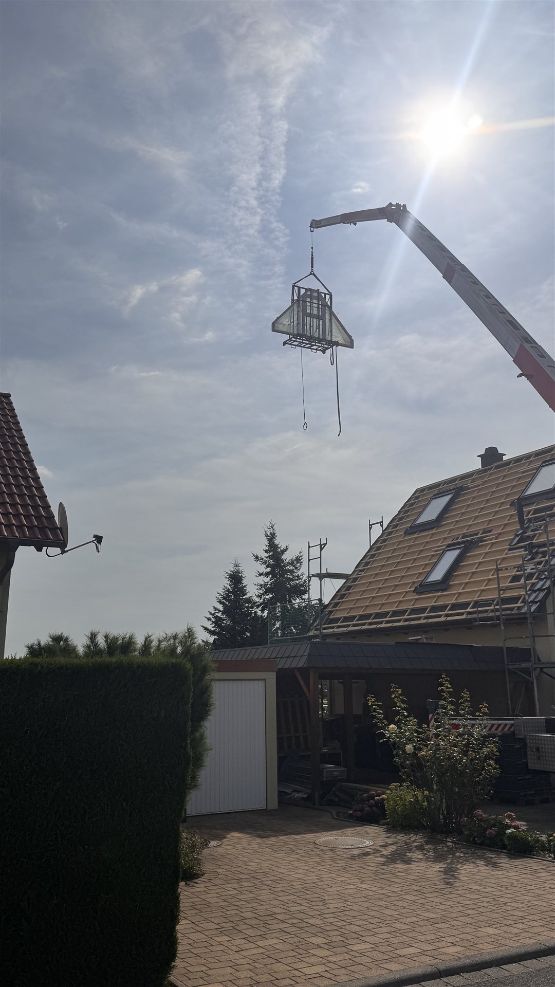 Giebelelement schwebt am Kran &uuml;ber dem Dach