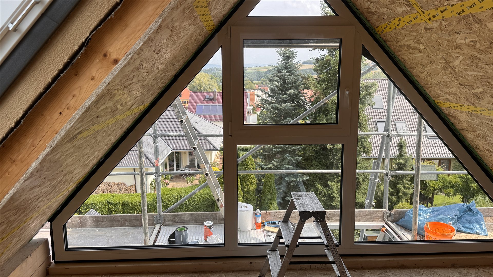 Dreieckiges Giebelfenster von innen mit weitem Ausblick