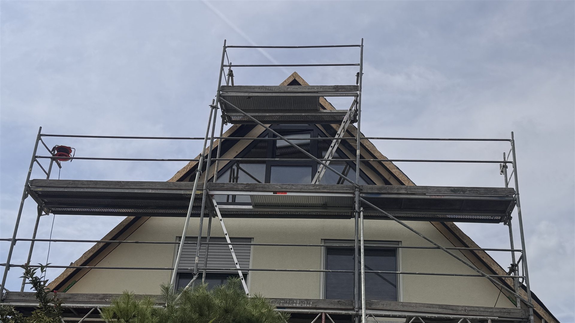 Fertig eingebaute Giebelverglasung im Dreiecksgiebel, Au&szlig;enansicht