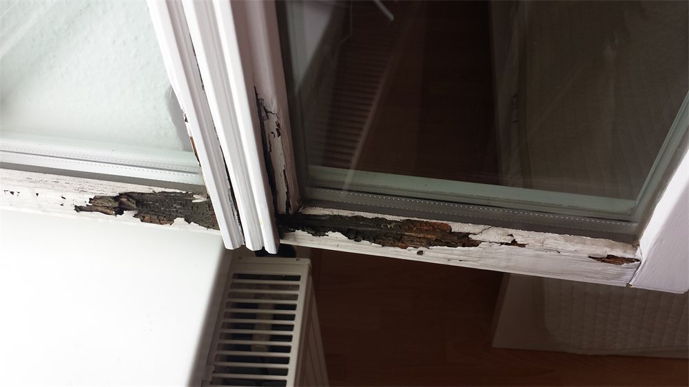 Reparaturbed&uuml;rftiges Holzfenster