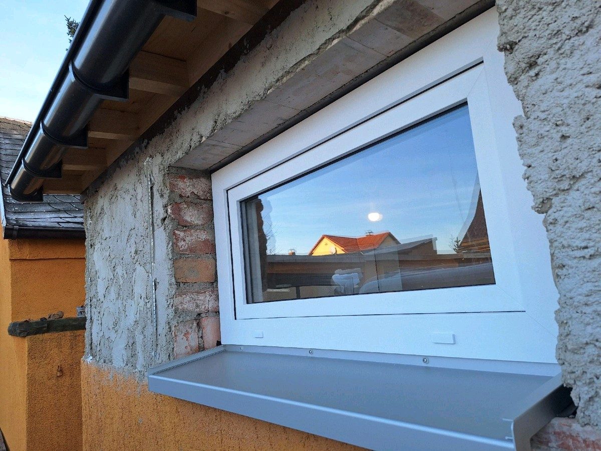 Aussenansicht des fertigen Fensteranschlusses mit neuer Fensterbank und aufgekantetem Bordprofil.