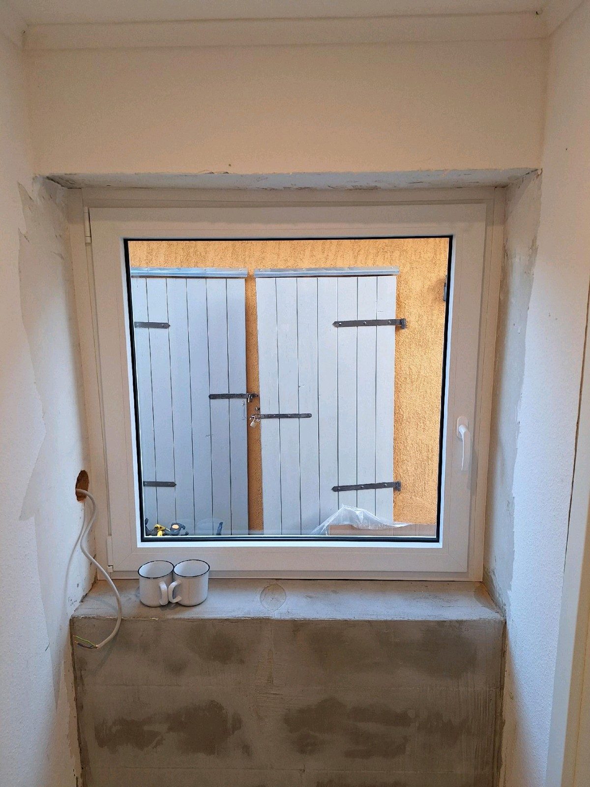 Innenansicht des eingebauten Fensters mit Laibung und innen sitzender Fensterbank.