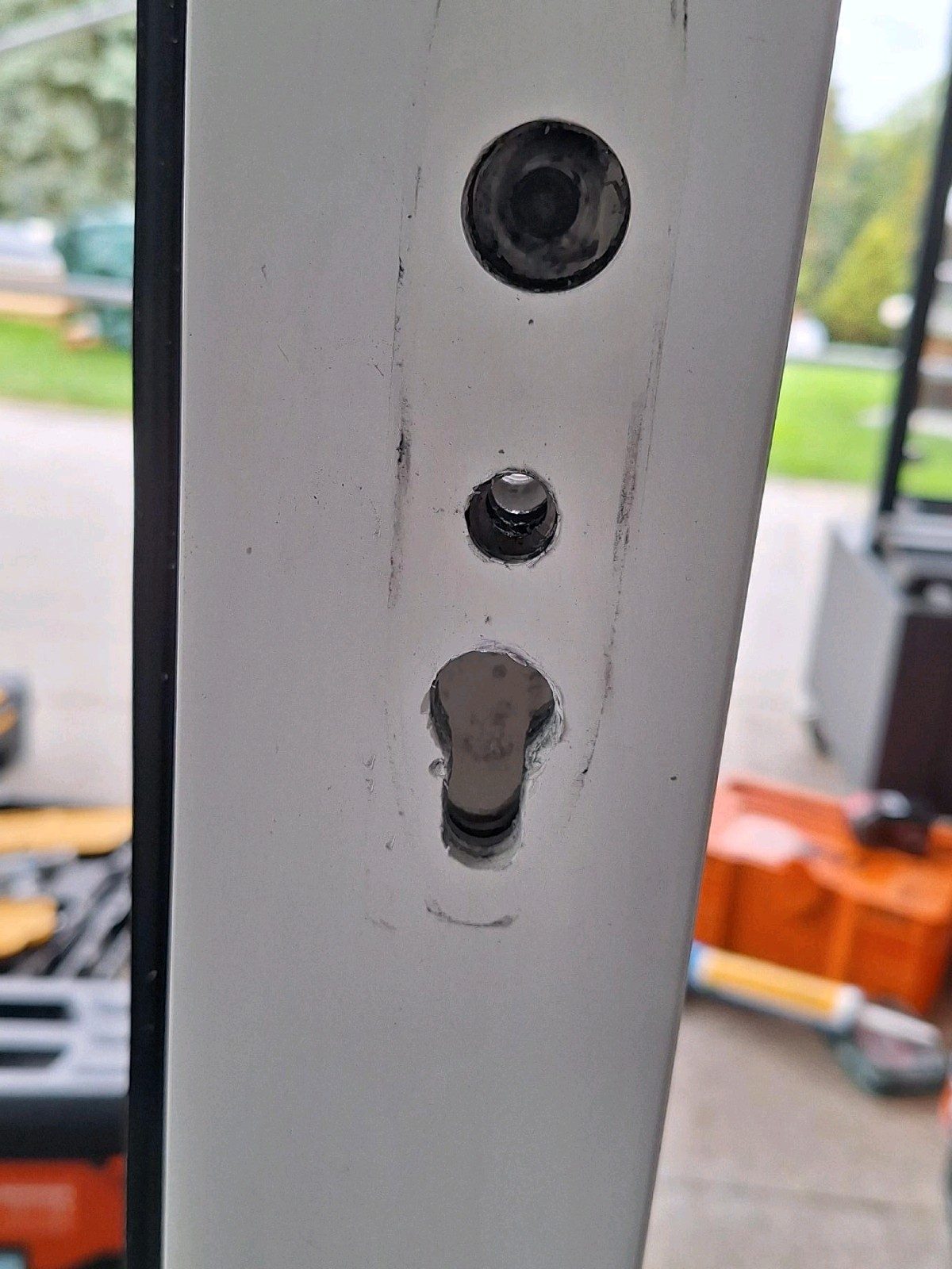 Zylinderaufnahme und neu gesetzter Schliessbolzen im Fluegelfalz einer Hebe-Schiebe-Anlage.